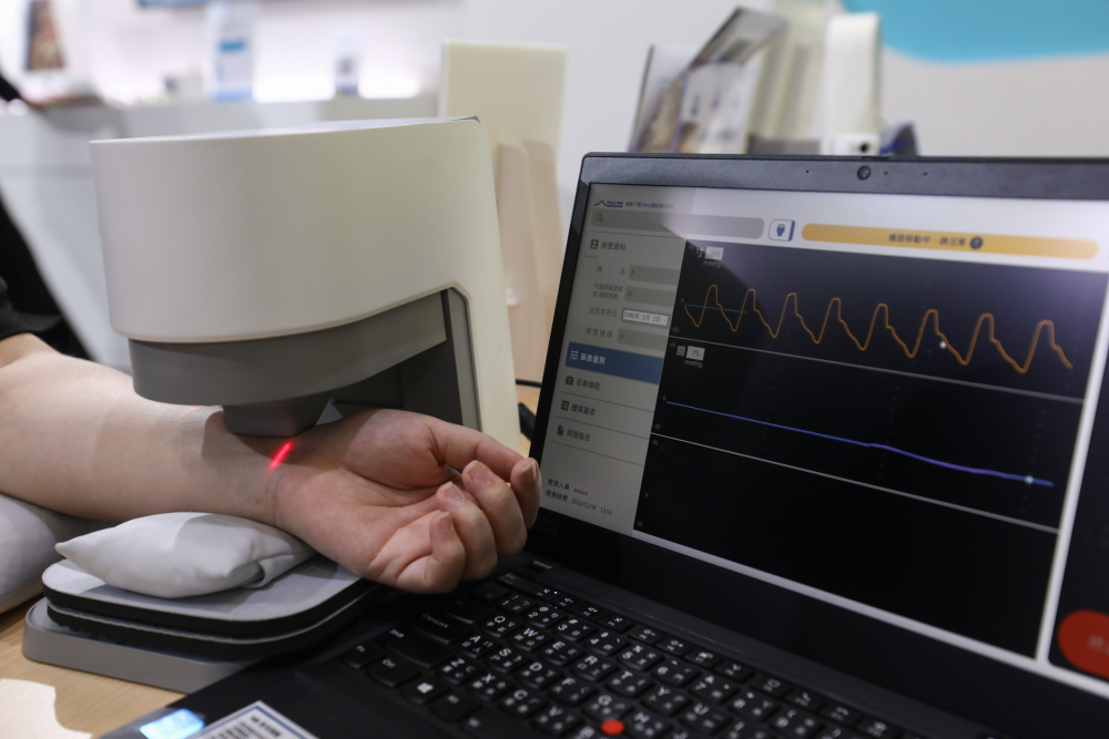 ag博天堂耘康脈象檢測系統透過電腦精準控制升降系統，還原中醫師三指把脈過程的舉、按、尋手法，將脈象感受轉化成數據，未來可結合大數據分析，實現智慧醫療及準確性